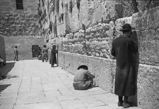 Picture of the Kosel taken by Sidney (Nesanel) Siegfried on Aug 1, 1932 כ״ח תמוז תרצ״ב